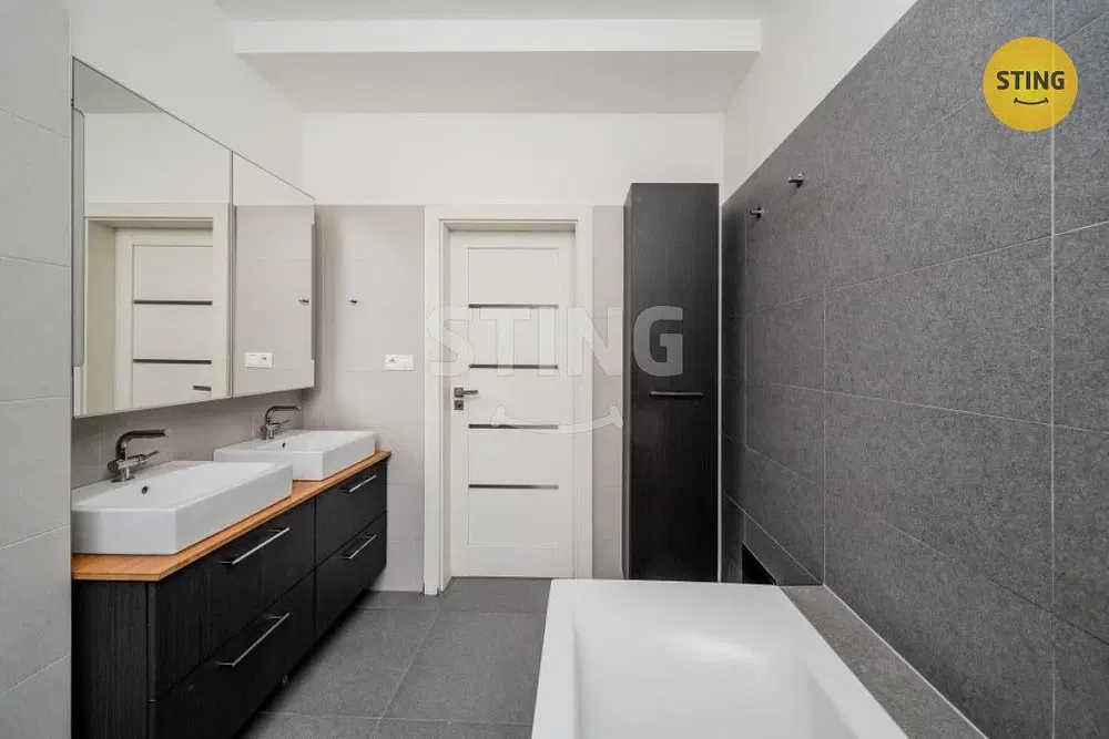 Badezimmer; fliesenboden, renoviert, tageslicht, moderner stil