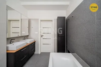 Badezimmer; fliesenboden, renoviert, tageslicht, moderner stil