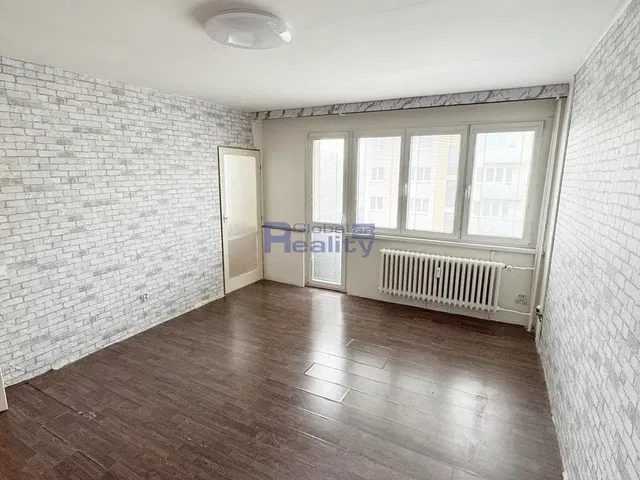 Salón; suelo de madera, luz natural