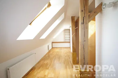 Kinderzimmer; holzboden, tageslicht, holzbalken