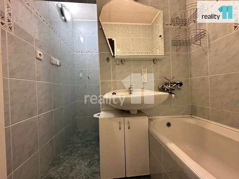 Badezimmer; fliesenboden, tageslicht, renoviert
