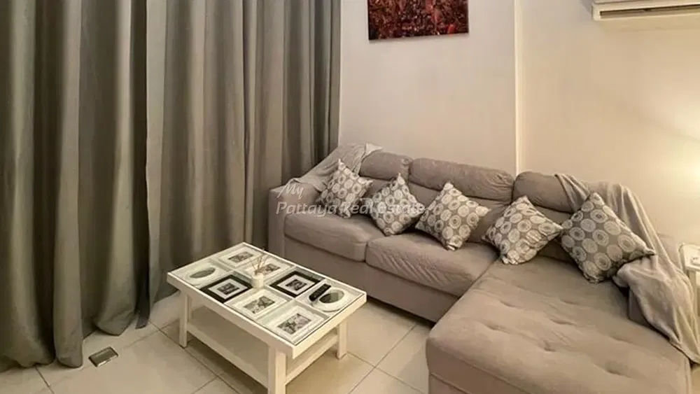 Obývací pokoj; dlažba, přirozené světlo