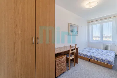 Spavaća soba; drveni pod, prirodna svjetlost, moderan stil