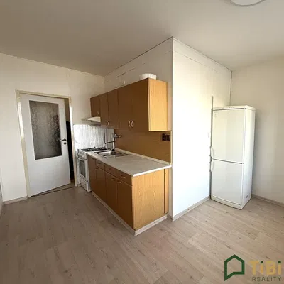 Kuhinja; kuhinjski aparati, drveni pod