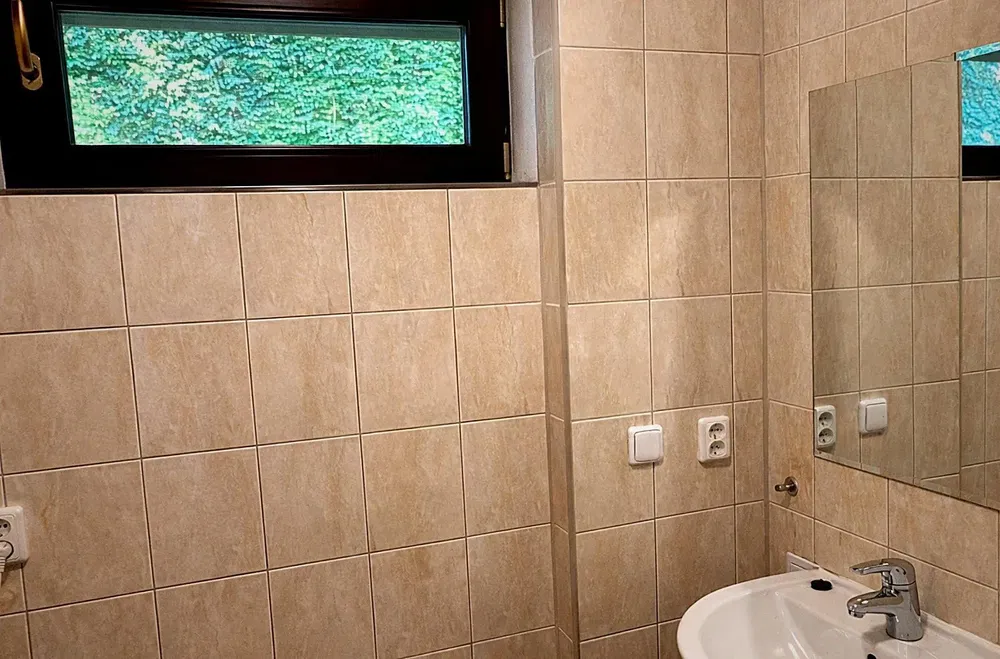 Badezimmer; fliesenboden, tageslicht, renoviert