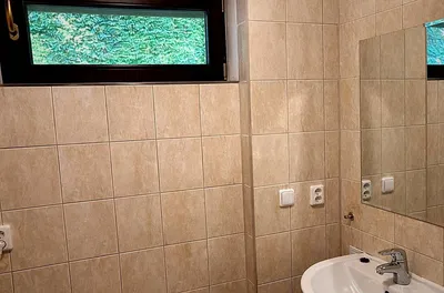 Badezimmer; fliesenboden, tageslicht, renoviert