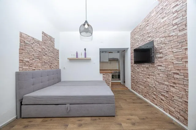 Ložnice; dřevěná podlaha, moderní styl, přirozené světlo