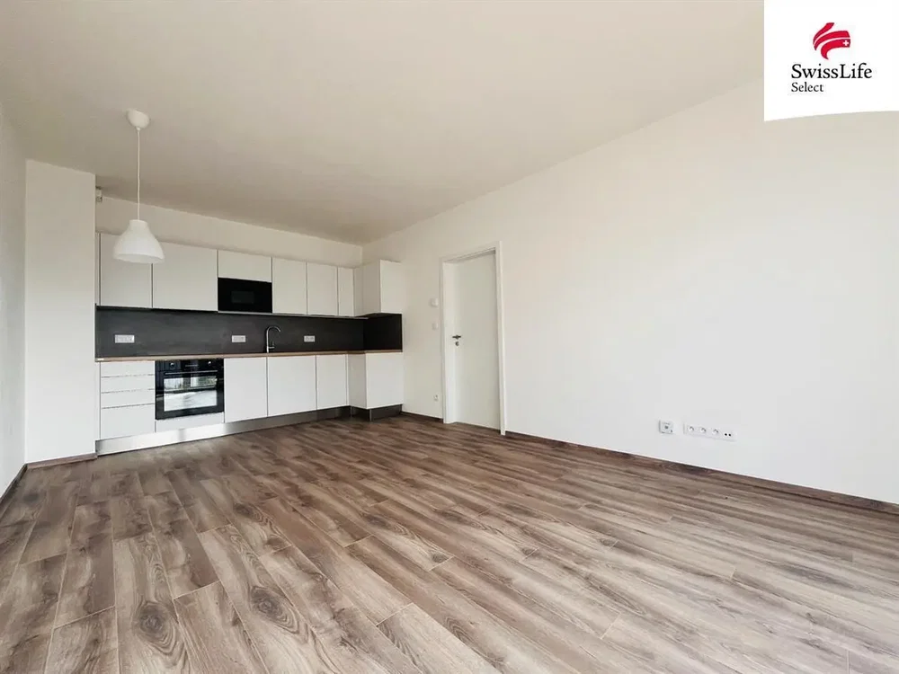 Keuken; houten vloer, gerenoveerd, natuurlijk licht
