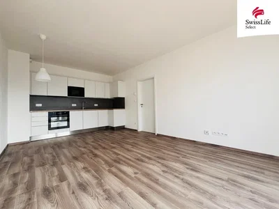Keuken; houten vloer, gerenoveerd, natuurlijk licht