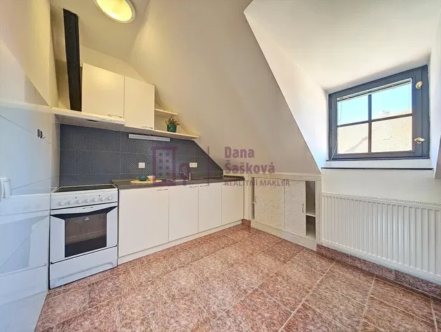 Cucina; elettrodomestici, pavimento in piastrelle