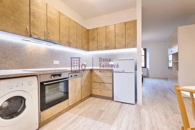 Cucina; elettrodomestici, ristrutturato, luce naturale