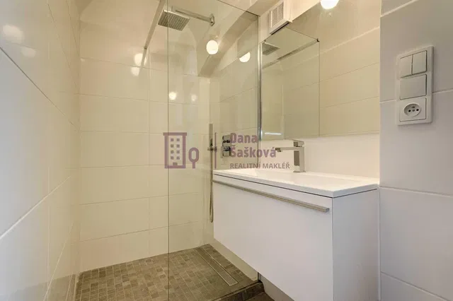 Bagno; pavimento in piastrelle, ristrutturato, luce naturale, stile moderno