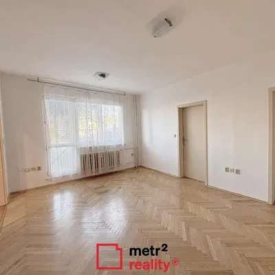 Oturma odası; ahşap zemin, doğal ışık