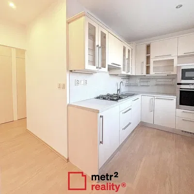 Mutfak; mutfak aletleri, fayans zemin, tadilatlı, doğal ışık