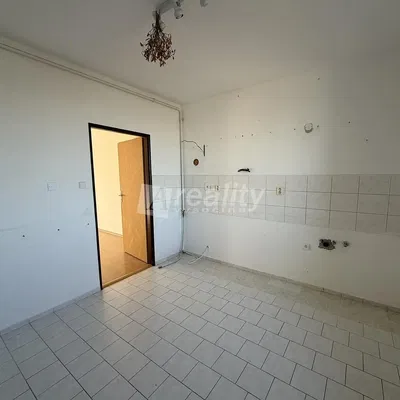 Sonstiges; fliesenboden, renovierungsbedürftig