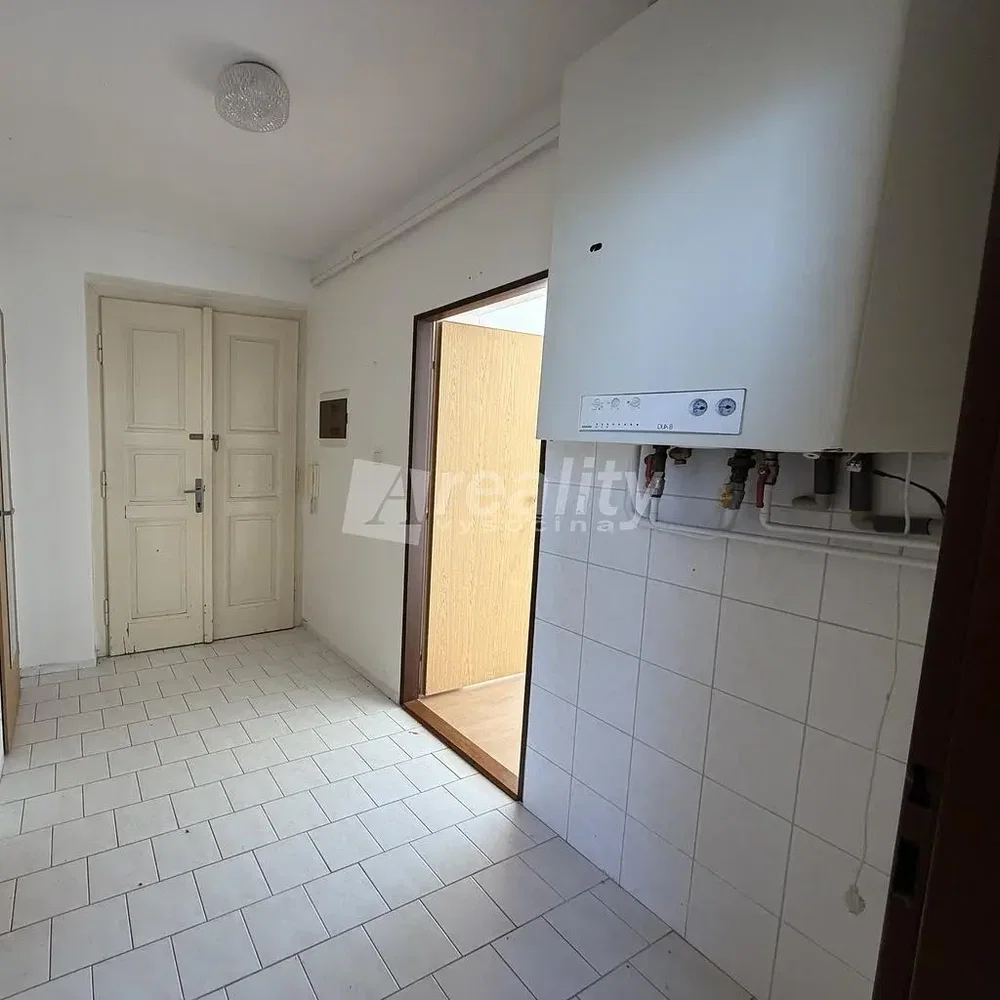 Keuken; boiler, tegelvloer, natuurlijk licht