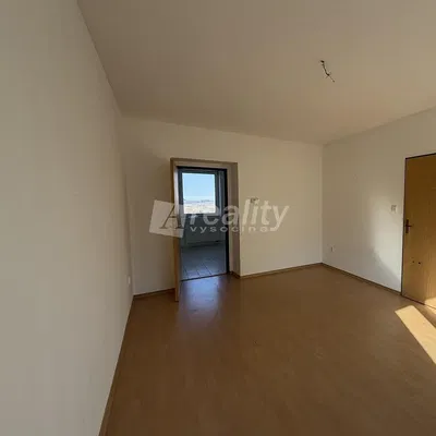 Schlafzimmer; holzboden, tageslicht, renovierungsbedürftig