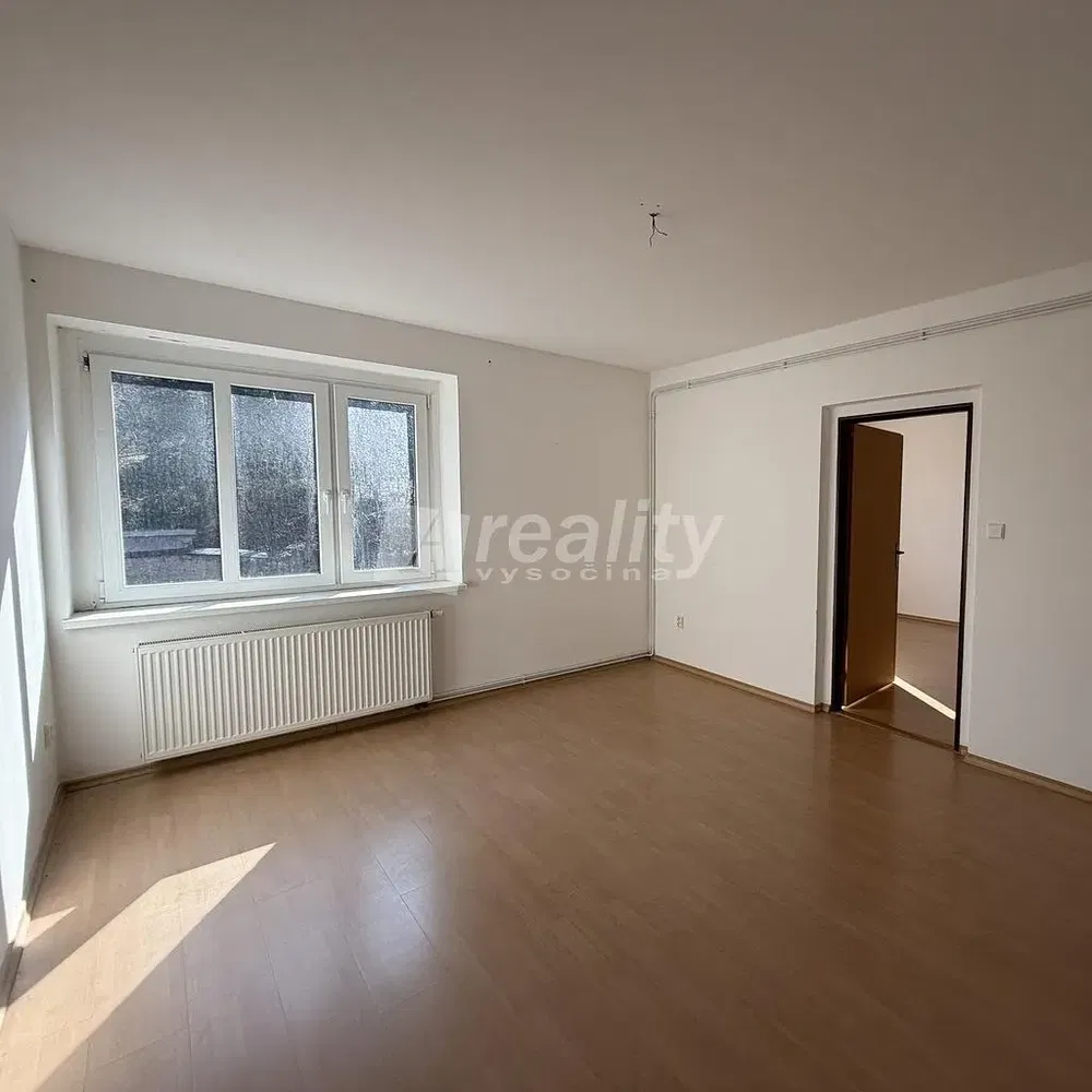 Schlafzimmer; tageslicht, fliesenboden, renovierungsbedürftig