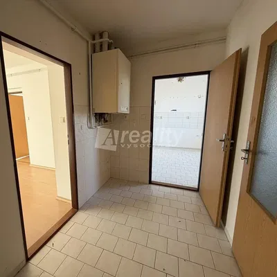 Badezimmer; fliesenboden, renovierungsbedürftig