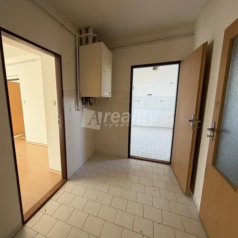 Badezimmer; fliesenboden, renovierungsbedürftig