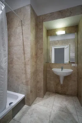 Badkamer; tegelvloer, natuurlijk licht, gerenoveerd