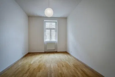 Slaapkamer; houten vloer, natuurlijk licht