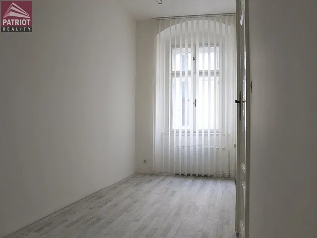 Chambre; lumière naturelle, carrelage