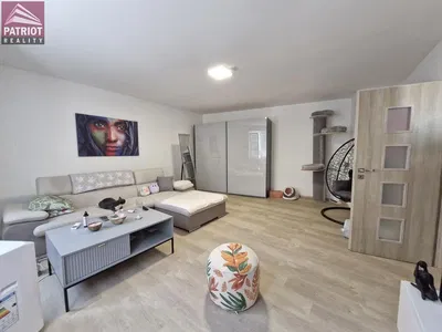 Soggiorno; luce naturale, stile moderno, pavimento in legno