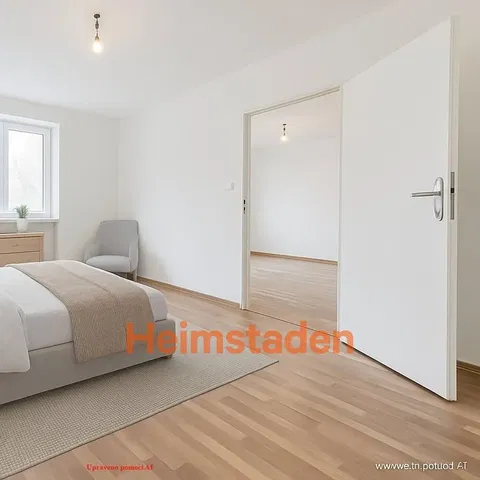 Ložnice; přirozené světlo, dřevěná podlaha, moderní styl, po rekonstrukci