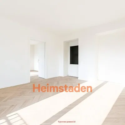 Dnevni boravak; prirodna svjetlost, drveni pod