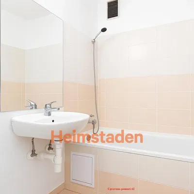 Bagno; pavimento in piastrelle, ristrutturato, luce naturale, stile moderno