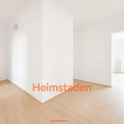 Altro; pavimento in legno, luce naturale