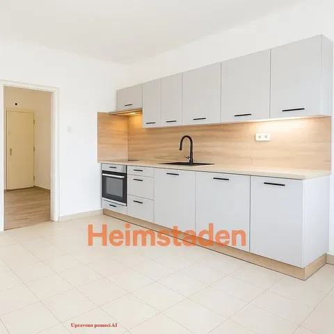 Cucina; elettrodomestici, pavimento in piastrelle, ristrutturato