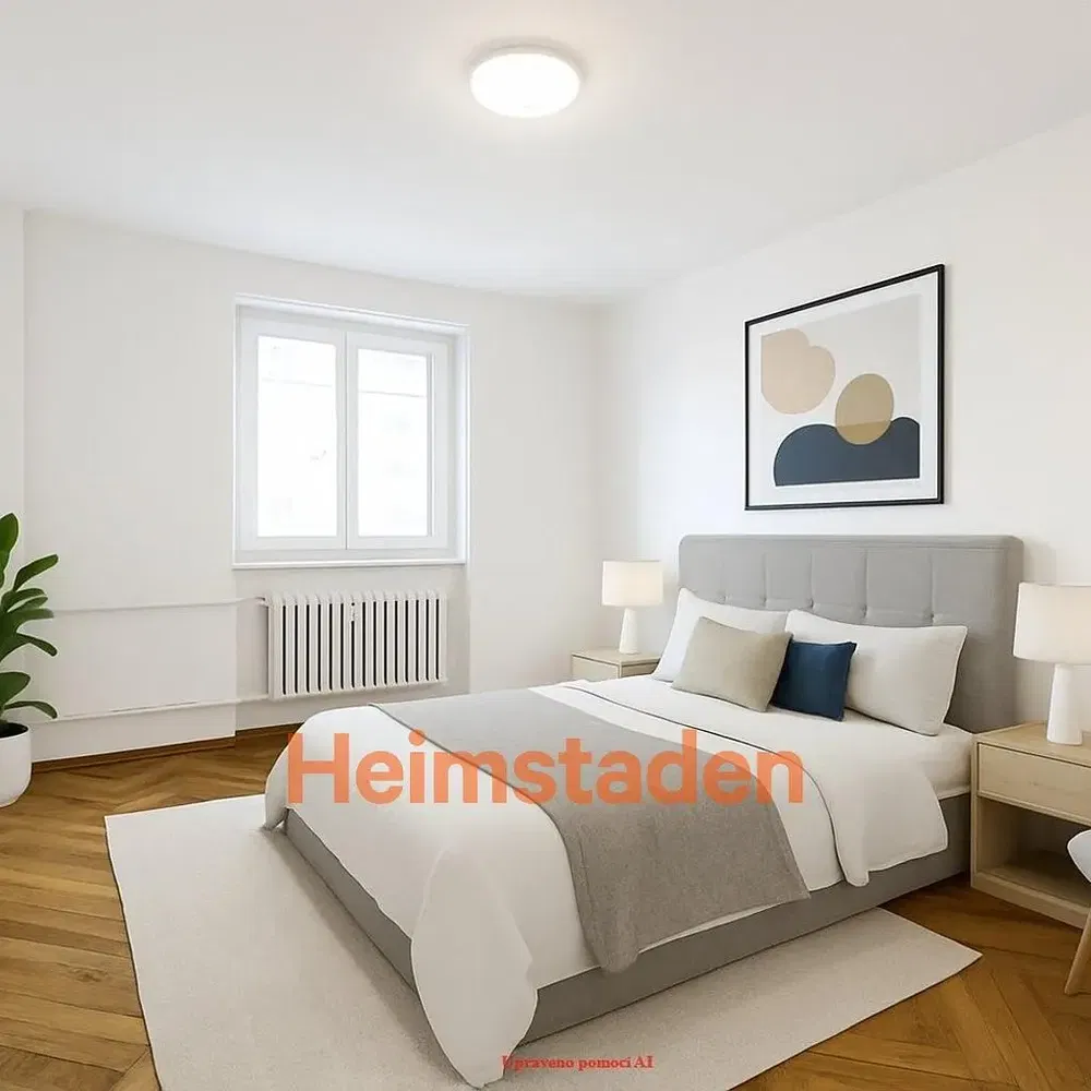 Spavaća soba; prirodna svjetlost, drveni pod, moderan stil