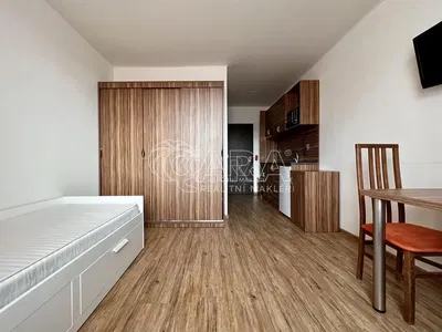 Ložnice; dřevěná podlaha, moderní styl