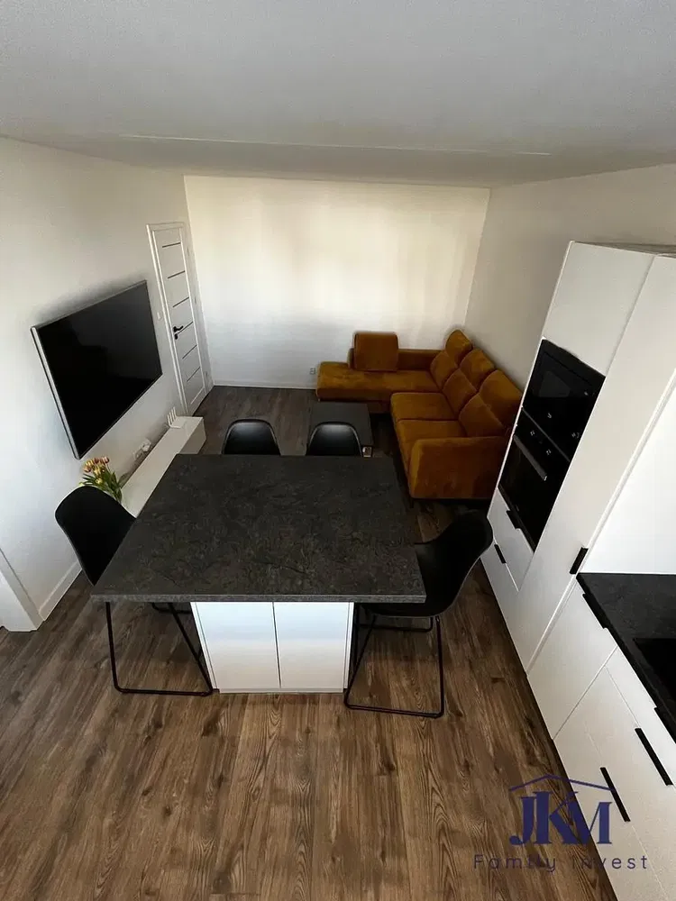 Obývací pokoj; výhled, dřevěná podlaha, moderní styl