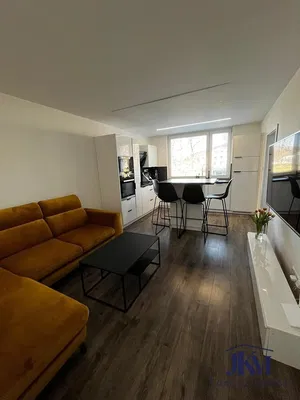 Obývací pokoj; výhled, přirozené světlo, moderní styl, dřevěná podlaha
