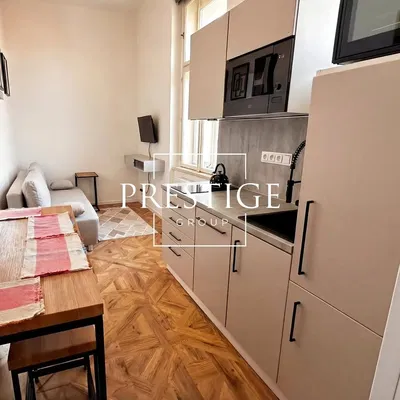 Küche; küchengeräte, holzboden, tageslicht