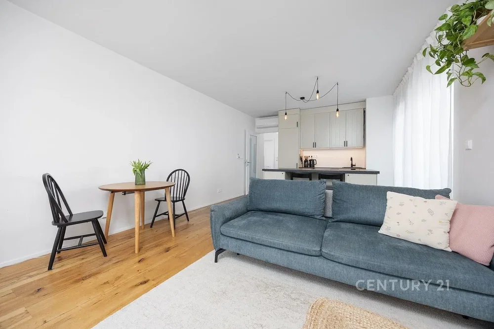 Obývací pokoj; přirozené světlo, dřevěná podlaha, moderní styl