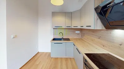 Mutfak; mutfak aletleri, ahşap zemin, doğal ışık, modern stil, tadilatlı
