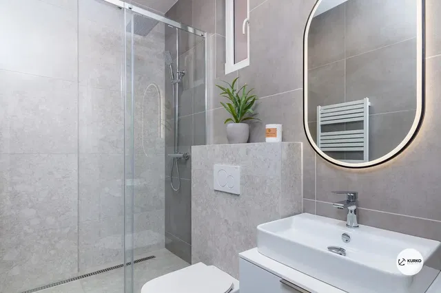 Bagno; pavimento in piastrelle, ristrutturato, luce naturale