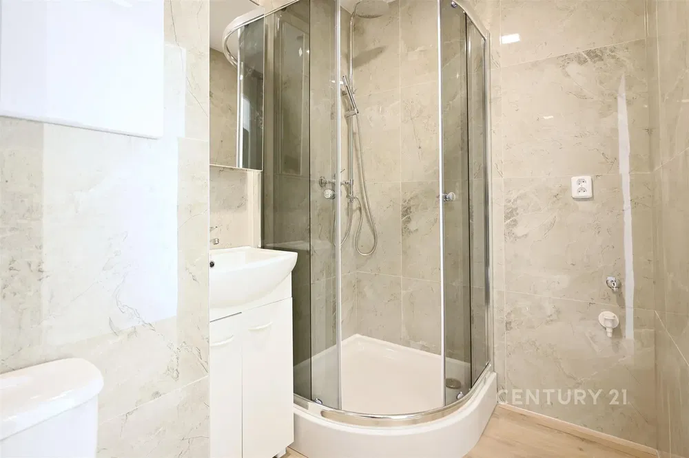 Bagno; pavimento in piastrelle, ristrutturato, luce naturale, stile moderno