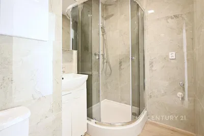 Bagno; pavimento in piastrelle, ristrutturato, luce naturale, stile moderno