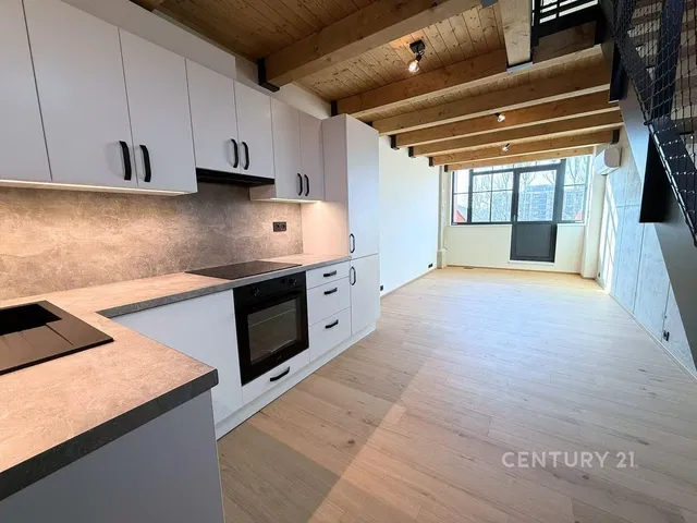Cocina; electrodomésticos, luz natural, estilo moderno, vigas de madera, renovado