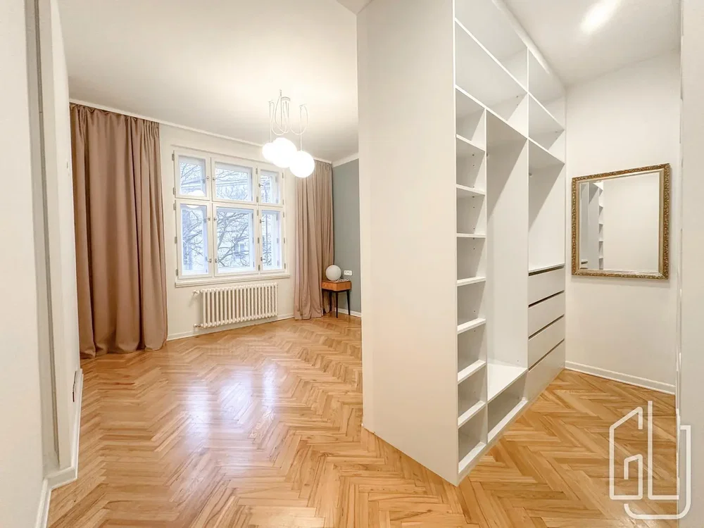 Kammer; holzboden, tageslicht
