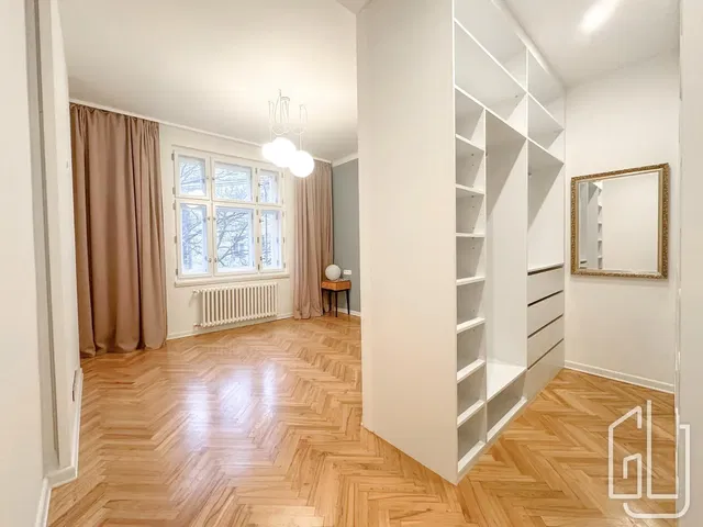 Chamber; wood floor, natural light