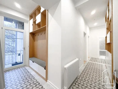 Garderobe; tageslicht, fliesenboden, renoviert