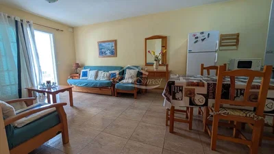 Oturma odası; fayans zemin, doğal ışık