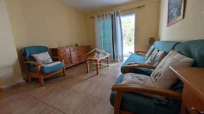 Oturma odası; fayans zemin, doğal ışık, rustik stil