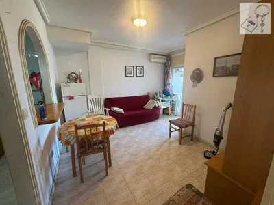 Salon; carrelage, nécessite rénovation